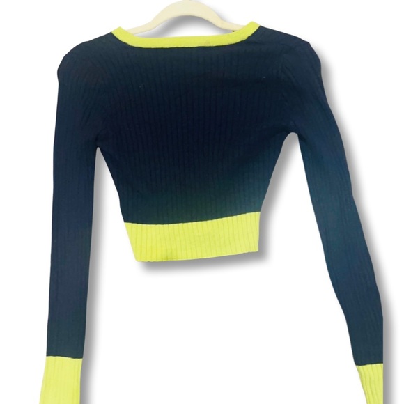 V Neck Crop Top Sweater - Picture 3 of 4